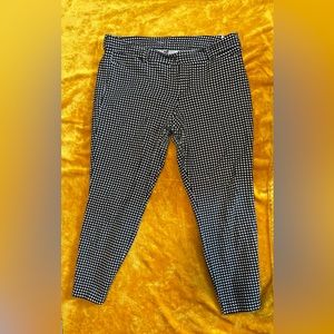 ✨2/$15✨ Old Navy Black and White Pixie Pants